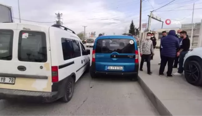 Kamyonun sıkıştırdığı otomobil, park halindeki araca çarptı: 1 yaralı