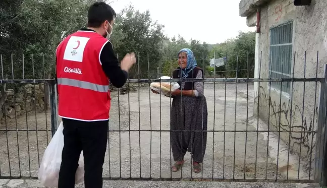 Gençlerin iyilik hareketi yaşlıların hayır duaları ile karşılandı