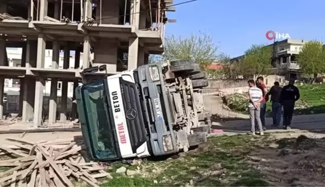 Gercüş'te beton mikseri devrildi