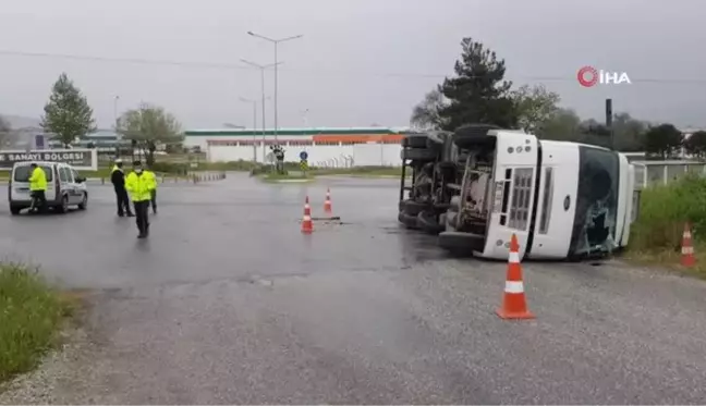 Yağmur kazaları beraberinde getirdi, kontrolden çıkan tanker yola devrildi