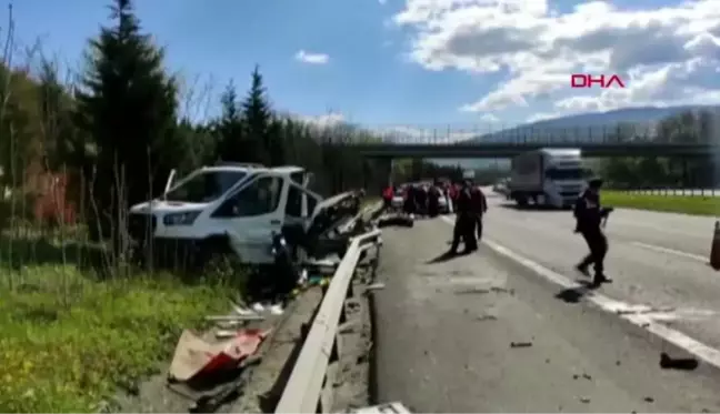 DÜZCE'DE KARAYOLLARI KAMYONETİ, BARİYERLERE ÇARPTI 1 ÖLÜ, 1 YARALI