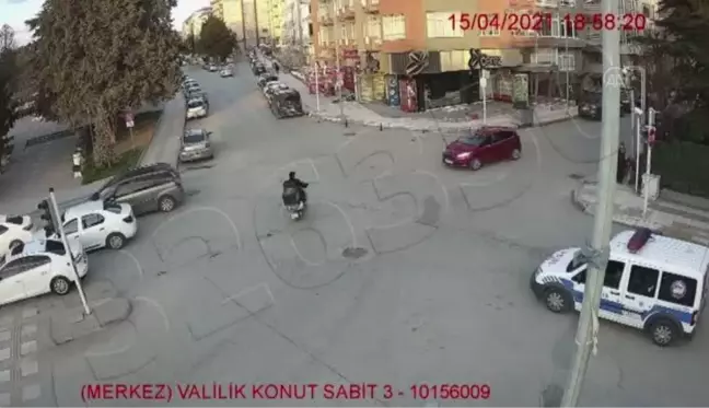 Polis memurları iftarlık kumanyalarını kağıt toplayan yabancı uyruklu aileye verdi