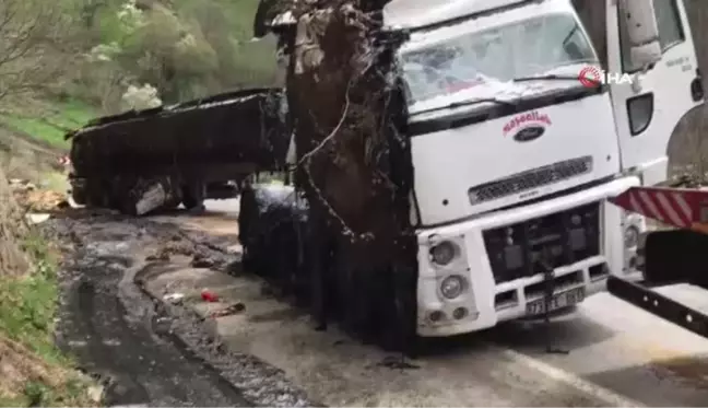 Zift dolu tanker devrildi, yol ulaşıma kapandı