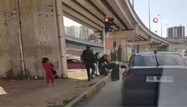 Kırmızı ışıkta tekme tokat birbirlerine girdiler...Küçük çocukların dehşetle izlediği kavga kamerada