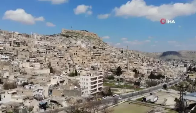 Mardin'de marangozlar, tanınmış kişilerin resimlerini dükkan kapılarına çiziyor