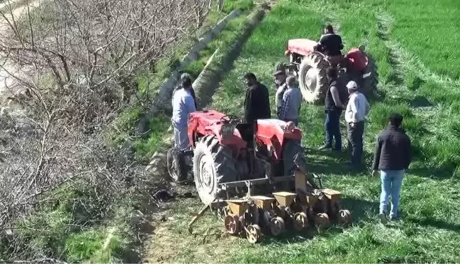 AFYONKARAHİSAR - Devrilen traktördeki 2 kişi yaralandı