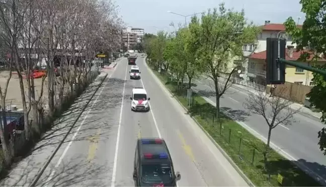 Son dakika haberi: 23 Nisan'ı evlerinde kutlayan çocuklar bayram coşkusunu konvoylarla yaşadı