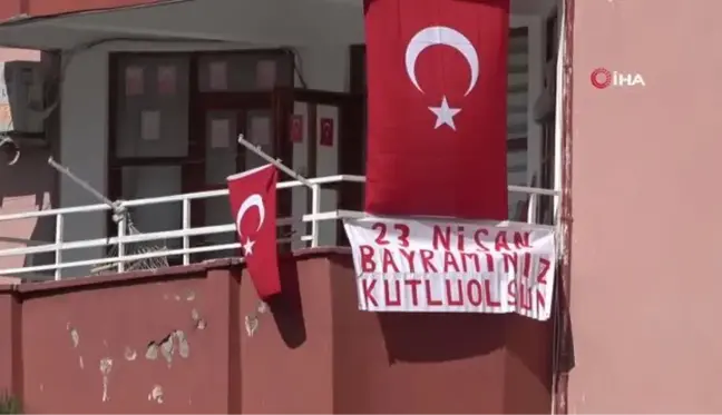 Alanya'da 23 Nisan bahçe ve balkonlarda kutlandı