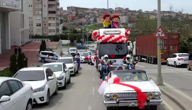 Son dakika haberi: Çekmeköy'de çocuklar, belediye başkanı ve kaymakamı temsilen vatandaşları selamladı