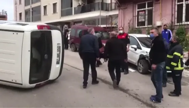 ZONGULDAK - Park halindeki otomobile çarparak devrilen hafif ticari aracın sürücüsü yaralandı