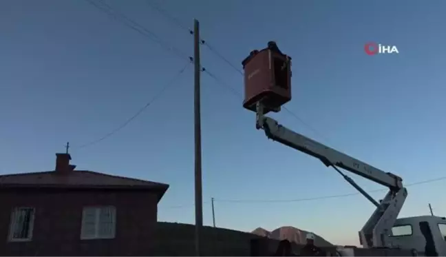 Elektrik arıza ekibi iftarını direk dibinde açtı