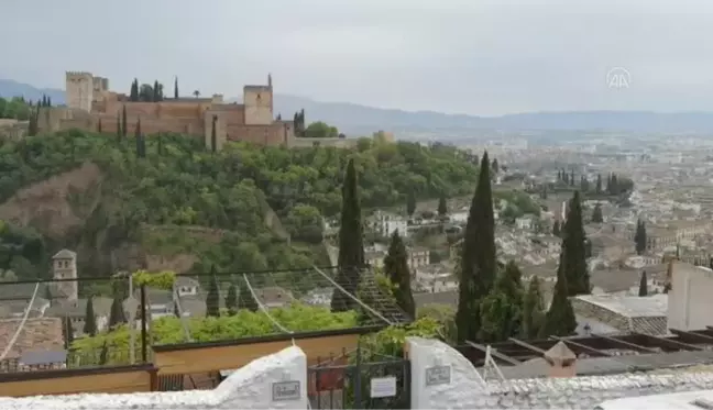 İspanya'da ezan, minareden yüksek sesle sadece Granada'daki Ulu Cami'nde okunuyor