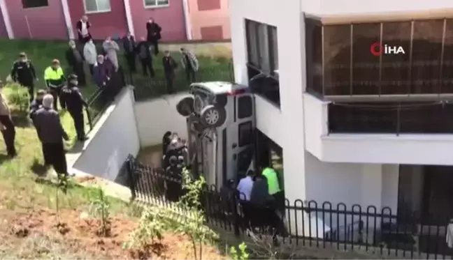 Direksiyon hakimiyetini kaybeden sürücü apartman boşluğuna düştü: 2 yaralı