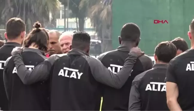 SPOR Mustafa Denizli'ye Altay'ın başındaki ilk idmanda taraftardan meşaleli karşılama