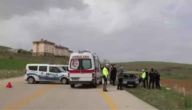 Devrilen otomobildeki sürücü hayatını kaybetti, 2 kişi yaralandı