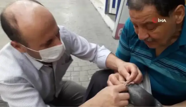 Özgürlüğüne kavuşturdular.. Ayağına ip dolanan kuşu vatandaşlar kurtardı