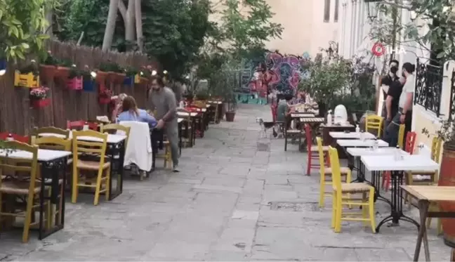 Yunanistan'da halk kafe ve restoranlara akın etti