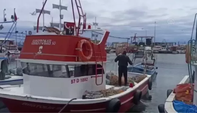 Kısıtlama günlerinde balık tezgahları boş kalmıyor