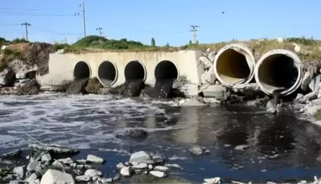 Siyah akan Çorlu Deresi, kötü koku yayıyor