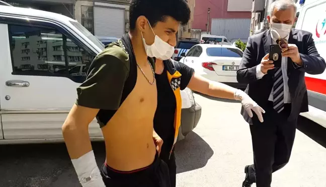Sokakta yürüyen gençlere silahlı saldırı: 2 kişinin vurulduğu anlar kamerada