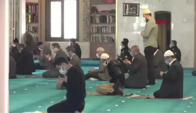 VAN CUMA NAMAZI ÇIKIŞI AŞI OLMAK İSTEYENLERİ HASTANEYE GÖTÜRDÜLER