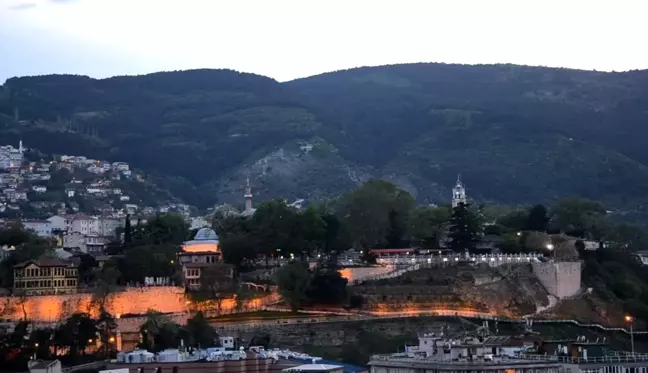 Bursa'da tophane surlarından ramazanın her günü patlayan iftar topu böyle görüntülendi