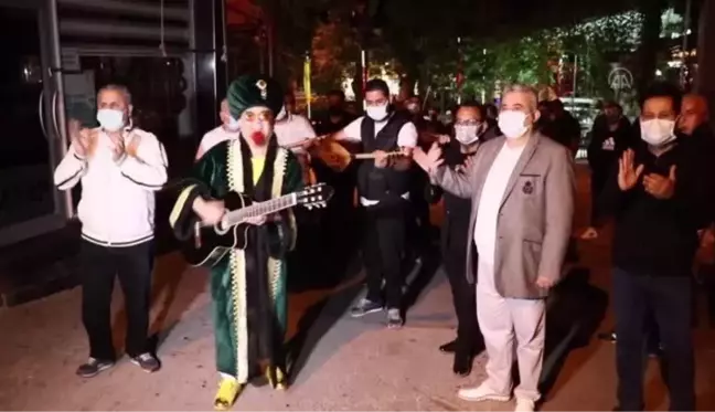 İzmirli sanatçılar vatandaşları orkestra eşliğinde sahura kaldırdı