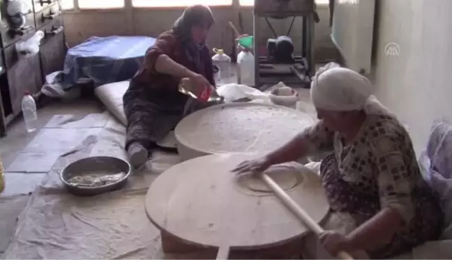 Ev baklavası için kadınların bayram mesaisi devam ediyor