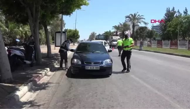 ANTALYA KISITLAMADAN MUAF VATANDAŞ, POLİS EKİPLERİNE BAKLAVA DAĞITTI