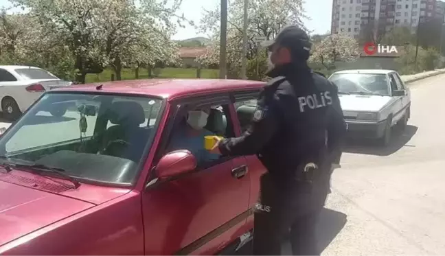 Polis ekipleri sürücülere şeker ve tatlı ikramında bulundu