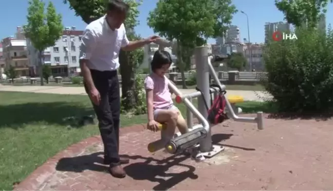 Babasının yaptığı düzenekle ilk adımlarını atan minik Özge bayrama koşarak girdi