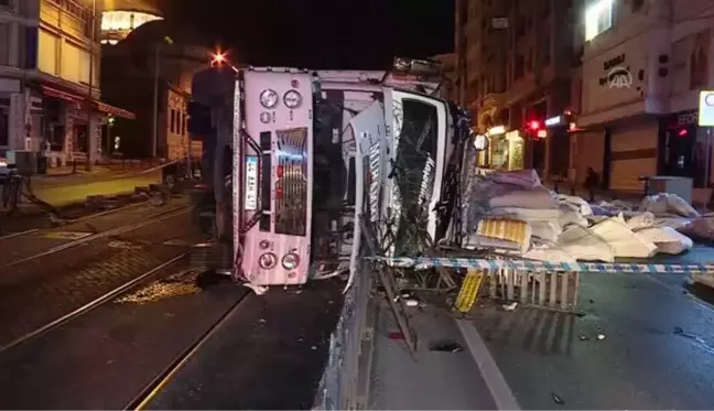 Virajı alamayan kamyon tramvay yoluna devrildi, 1 kişi yaralandı