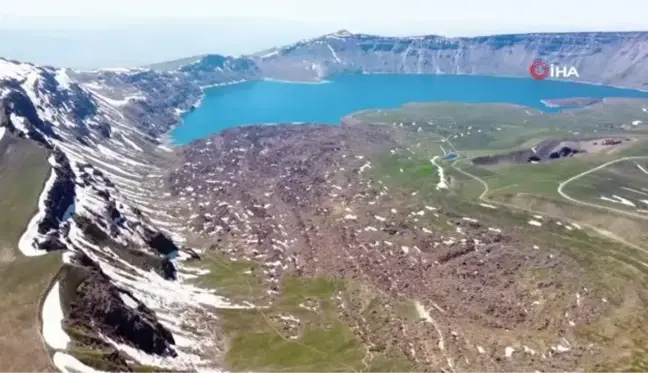 Nemrut Krater Gölü'nün doğusunda kış, batısında ise bahar havası yaşanıyor