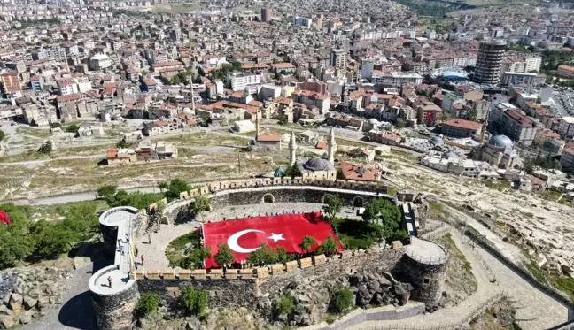 Nevşehir'de 102 genç dev Türk Bayrağını, Nevşehir Kalesine taşıdı
