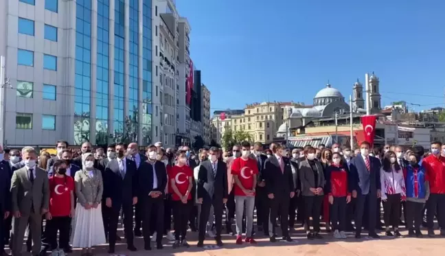 Taksim Meydanı'nda 19 Mayıs töreni