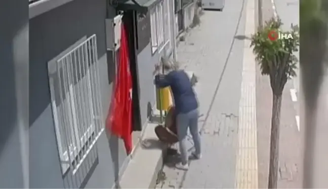 Kadın muhtar kendi düştü, bayrağı düşürmedi, o anlar kamerada