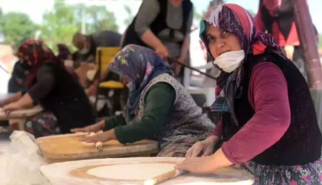 Kuraklık sonrası kadınlardan 'yağmur ekmeği'