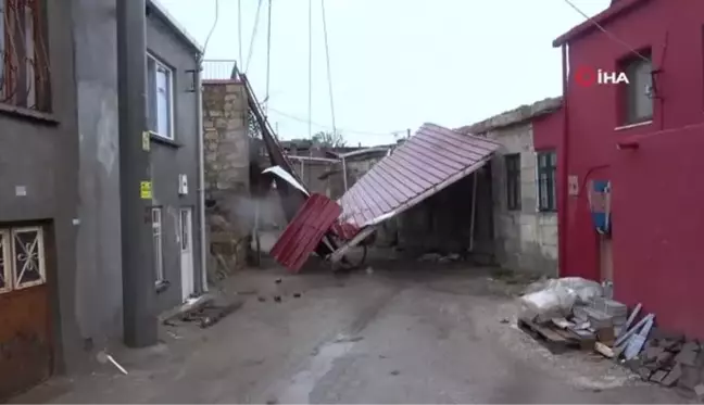 Ayvacık'ta şiddetli fırtına...Evlerin çatıları uçtu, ağaçlar devrildi