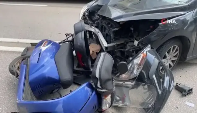 Otomobille motokurye kafa kafaya çarpıştı