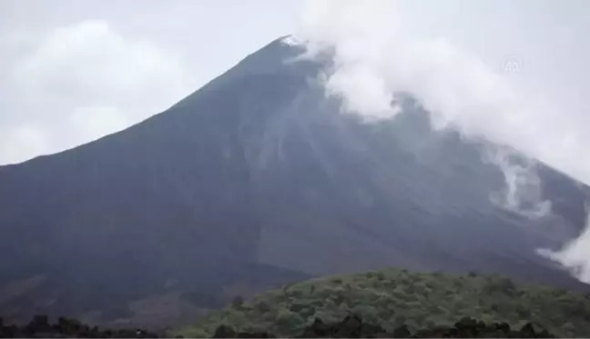 GUATEMALA - Pacaya Yanardağı civarında yaşayan köylüler volkanik aktivitenin durması için dua etti.