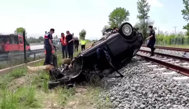 Demir yoluna devrilen otomobildeki 4 kişi yaralandı (2)