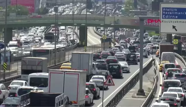 İstanbul'da öğle saatlerinde trafik yoğunluğu: yüzde 63