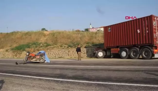 TIR, SEPETLİ MOTOSİKLETE ÇARPTI; 1 ÖLÜ, 1 YARALI