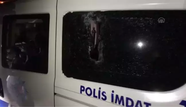 Son dakika haberi... Kavga ihbarına giden polis ekibinin aracına kiremit atılarak zarar verildi