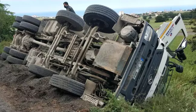 Samsun'da çöken yolda beton mikseri devrildi: 1 yaralı