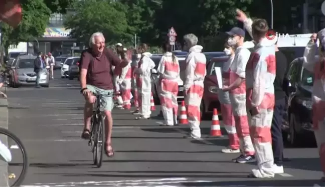 Berlin'de bisiklet için insan zinciri