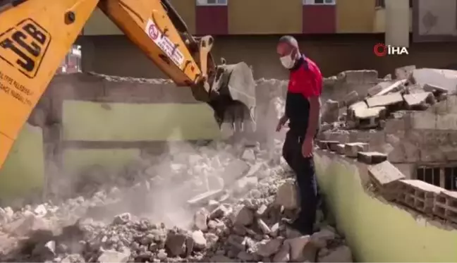 Son dakika haberi: İtfaiye yıkılan binada mahsur kalan köpek için seferber oldu