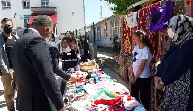 Tufanbeyli Halk Eğitim Merkezi'nin yıl sonu sergisi açıldı