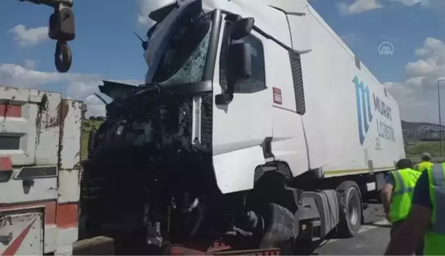 Kuzey Marmara Otoyolunda bariyerlere çarpan tırın sürücüsü yaralandı