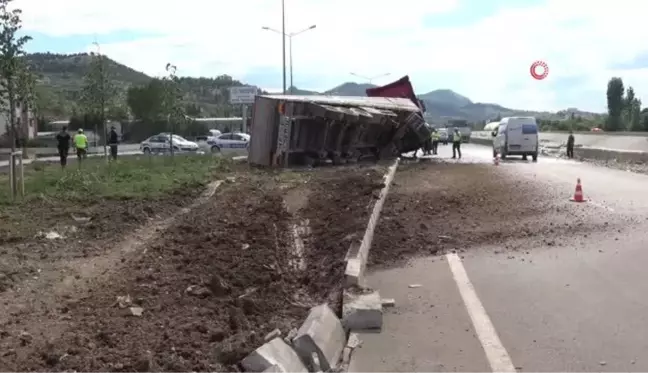 (TOKAT)Tokat'ta lastiği patlayan tır yan yattı